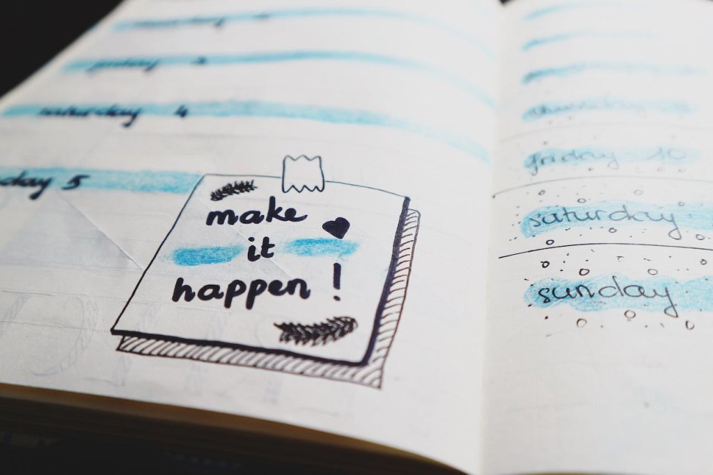 17 ferramentas de planejamento que vão ajudar a organizar suas ideias 3 Imagem de um caderno com a frase Make it Happen desenhado em azul e preto