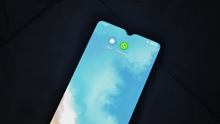 Imagem de um celular com o ícone do WhatsApp