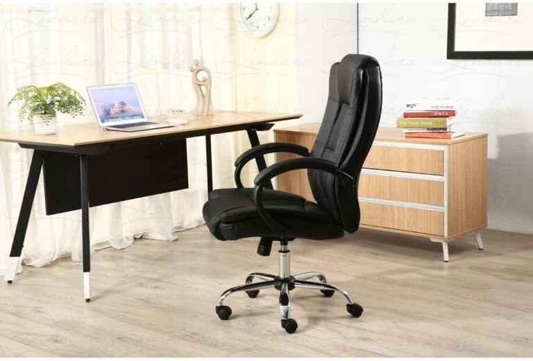 Imagem mostra um ambiente de escritório com cadeira ergonômica com encosto, apoio para braços e rodas cromadas