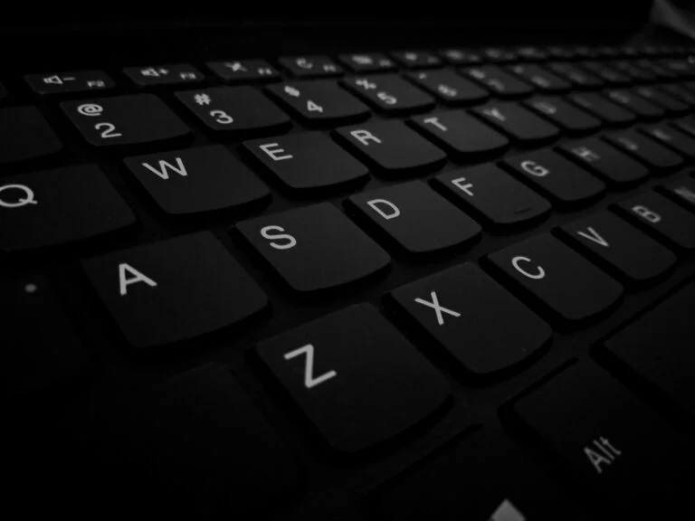 como fazer símbolos no teclado do notebook