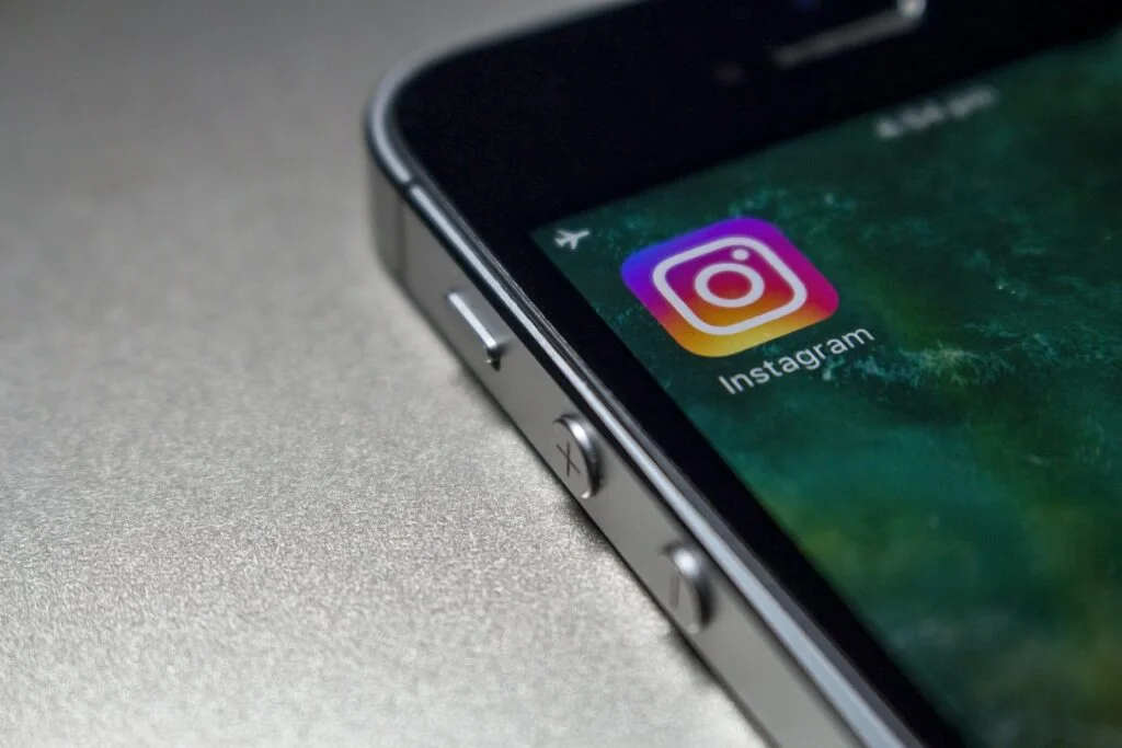 10 ferramentas para agendar posts no Instagram 6 Imagem de um celular com o aplicativo do Instagram instalado na tela inicial