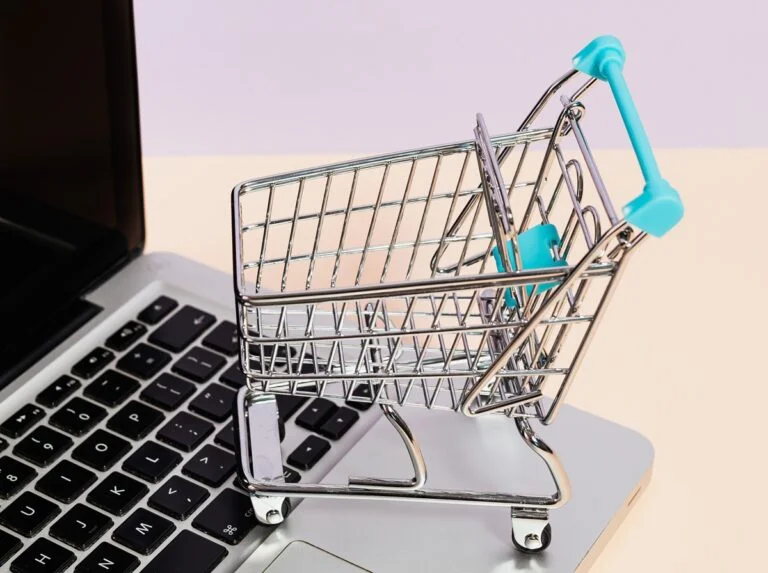 Imagem de um carrinho de compra e de um notebook
