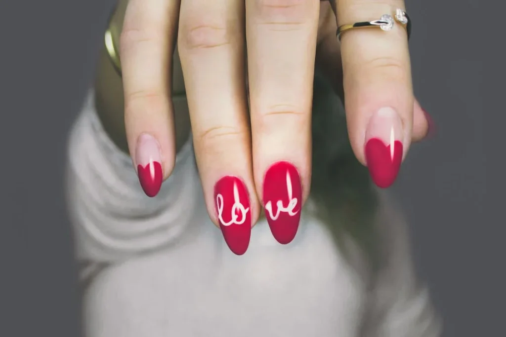Unhas decoradas: as 53 mais bombadas das redes sociais 6 unhas decoradas vermelhas