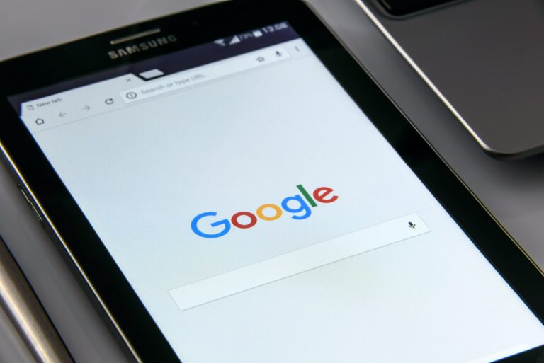 Imagem da tela de um celular com a página de pesquisa do Google Aberta