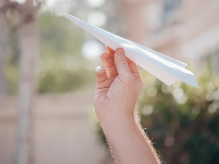 como fazer avião de papel