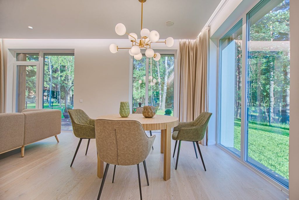 Exemplo de uma sala com piso laminado claro