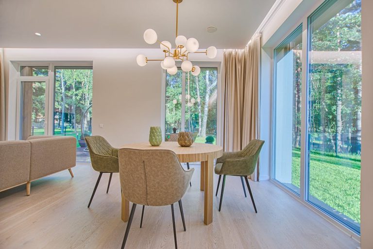 Exemplo de uma sala com piso laminado claro