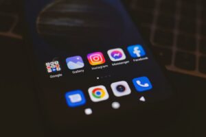 Imagem da tela de um celular com os principais aplicativos de redes sociais
