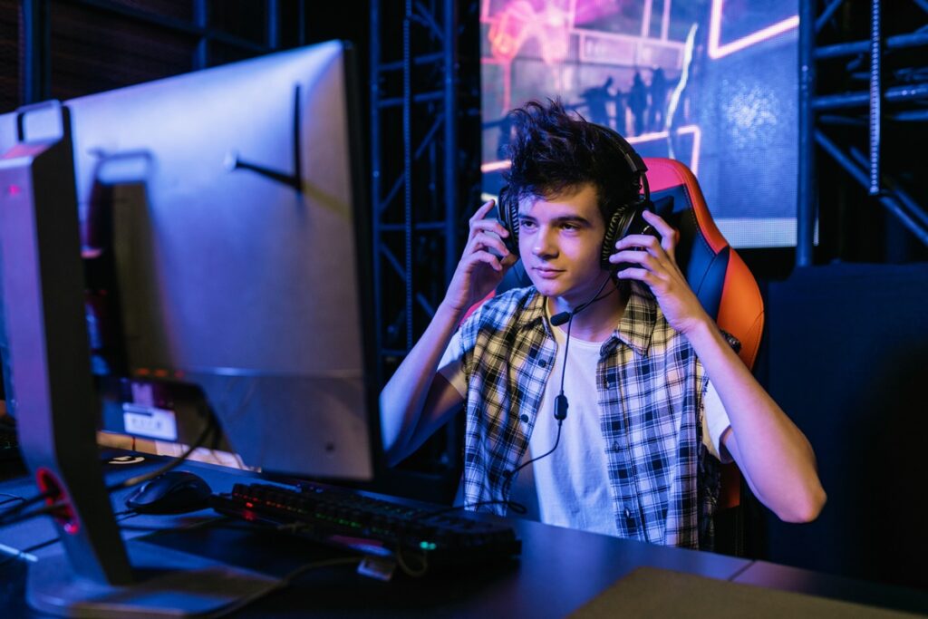 Quarto gamer: 45 ideias incríveis para se inspirar 29 quarto gamer