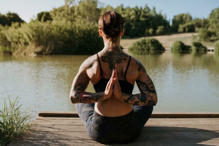 tatuagem feminina nas costas
