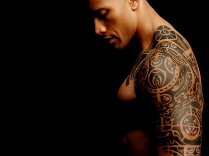 Tatuagem Maori: qual o significado e 10 ideias para inspirar sua escolha 4 tatuagem Maori - principal