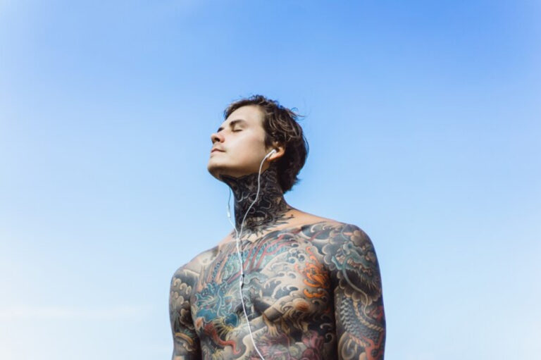 Tatuagem no pescoço