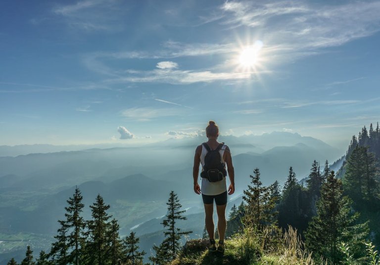 Imagem mostra homem viajando no topo de uma montanha