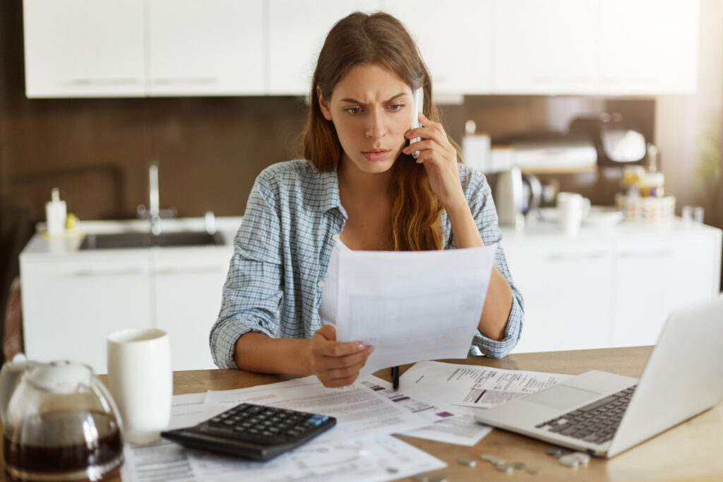 Acordo Certo é confiável? 8 dicas para renegociar suas dívidas 1 Mulher ao telefone renegociando uma dívida