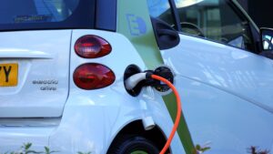 O carro elétrico vai pegar no Brasil? Prós e contras desta nova tecnologia