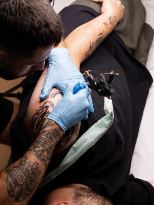 Story 2 homem tatuando braço