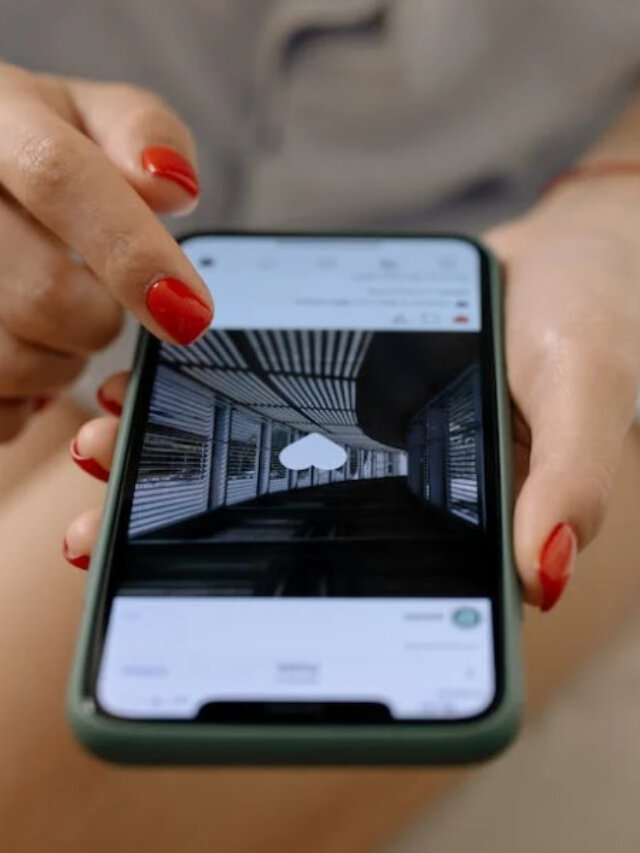 Story 3 mão segura celular enquanto curte foto no instagram